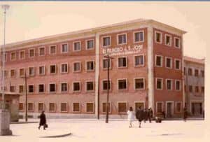 Imagen del colegio Milagro de San José con el letrero.