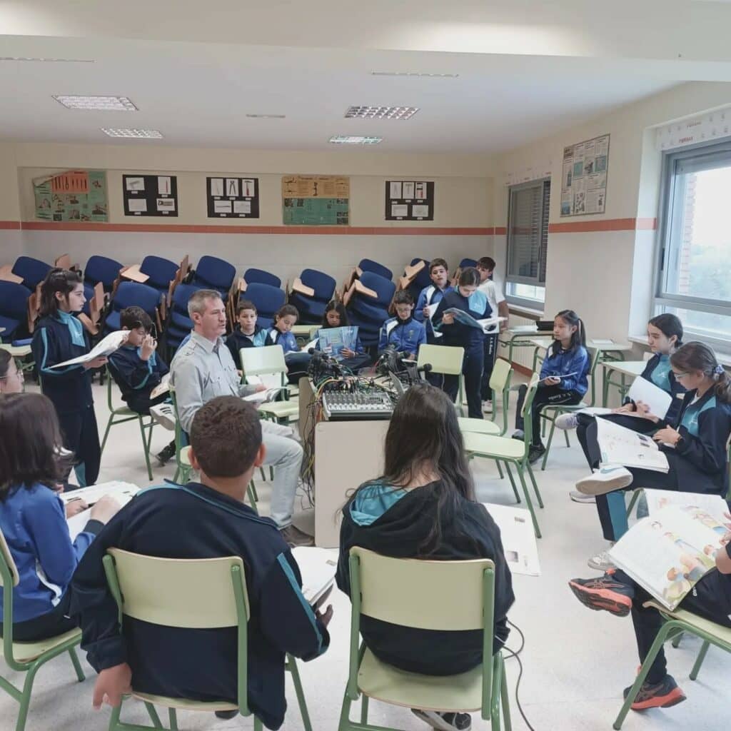 Alumnos de quinto en la Radio Escolar.